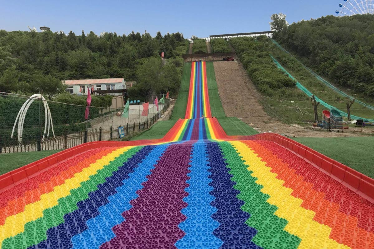 2018 hot sales plastic rainbow dry slide slope