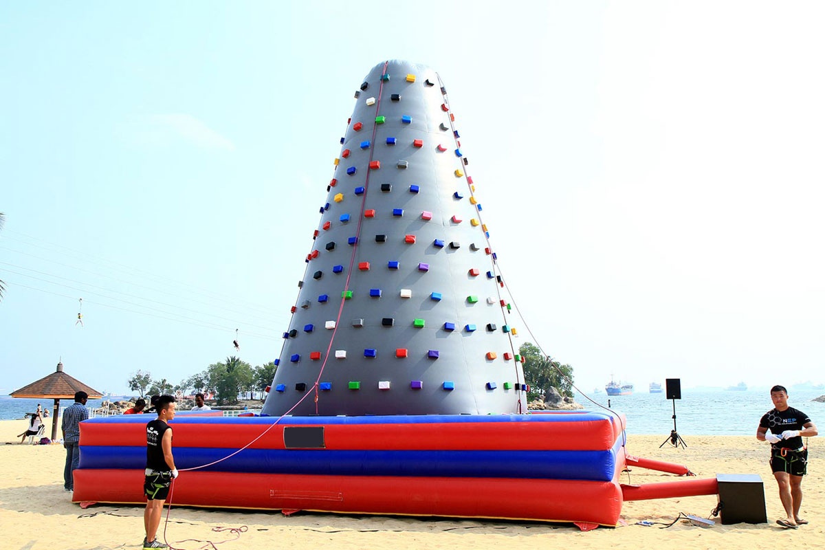 SG011 Commercial Outdoor Inflatable Rock Climbing Wall Games