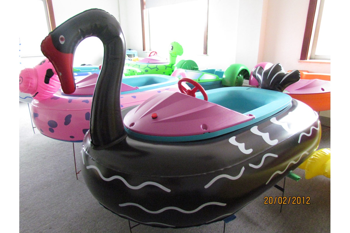 inflatable swan bumper boat for water park