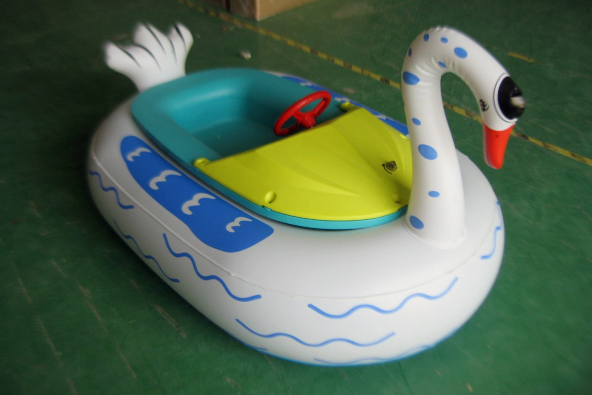 inflatable swan bumper boat for water park